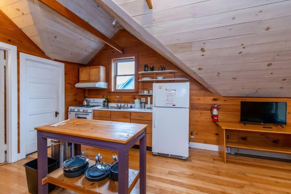 Bright And Cozy Treehouse Apartment Burlington Buitenkant foto